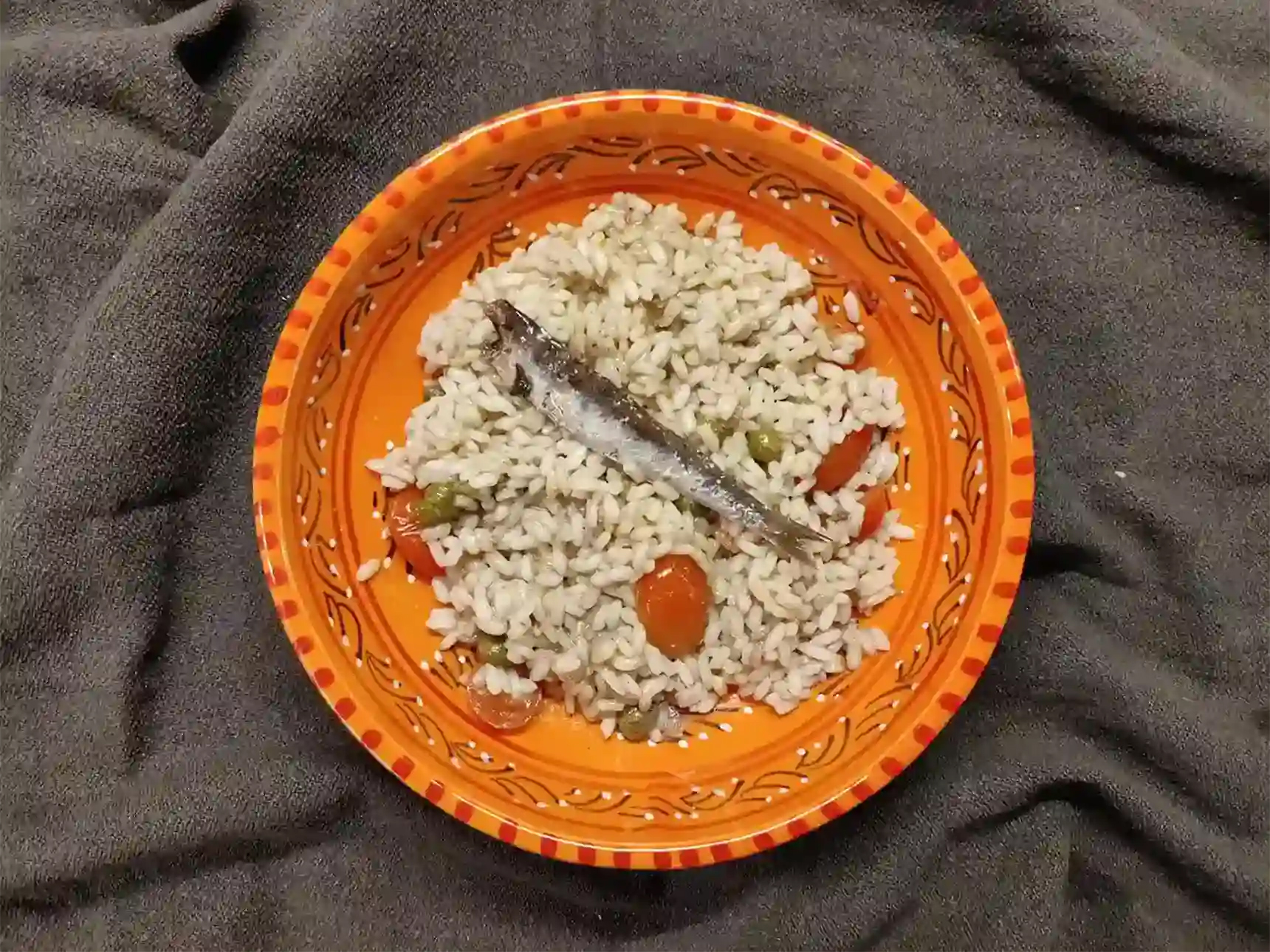 Acciughe, capperi e pomodorini