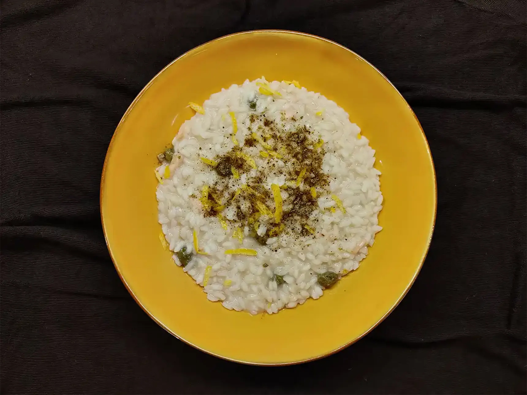 Trota salmonata, limone e capperi