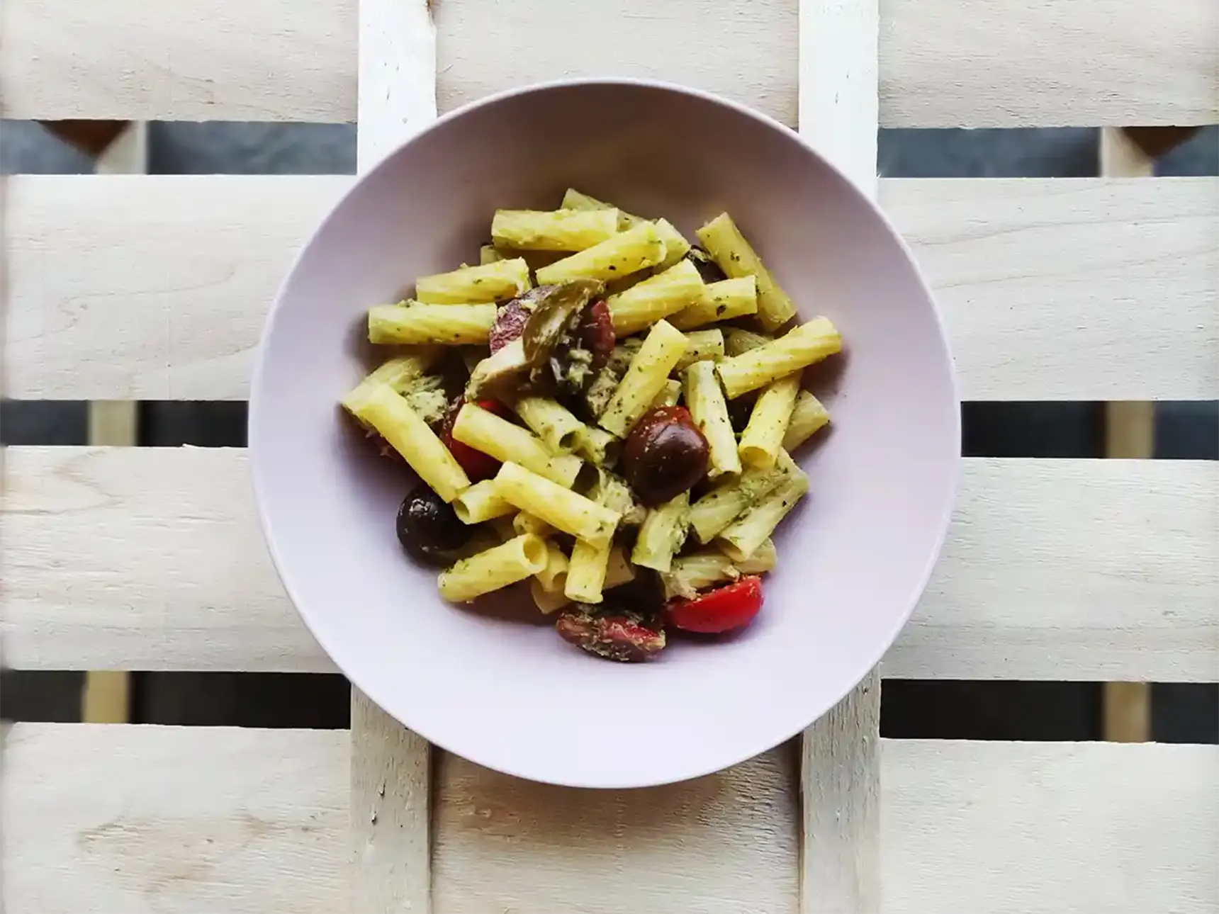 Rigatoni pesto, pomodorini tigrati e tonno