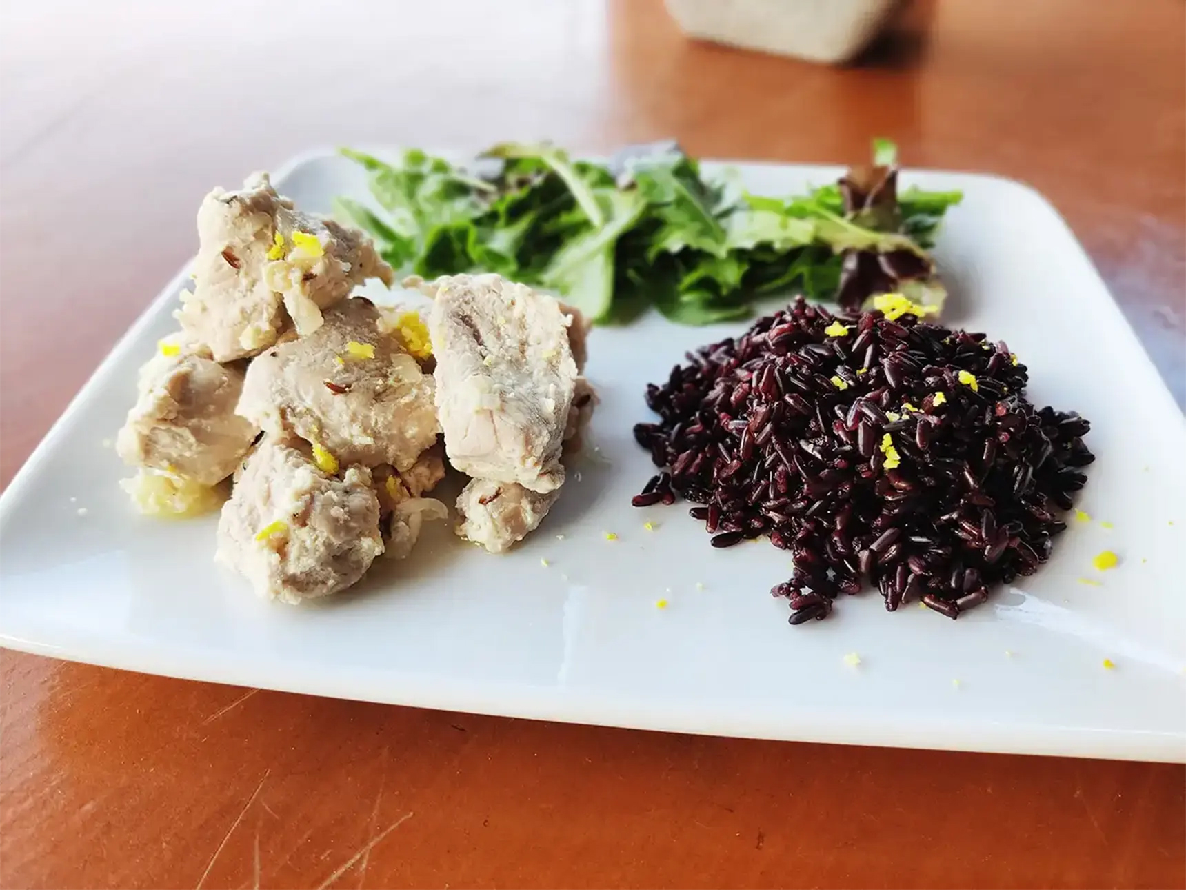 Riso Venere con pollo allo yogurt e limone